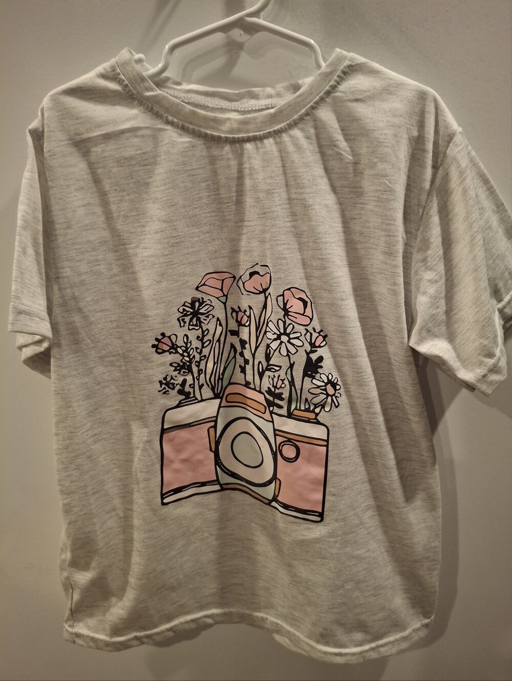Source Unknown Light Gray Tee with Pink Camera & Floral Artwork